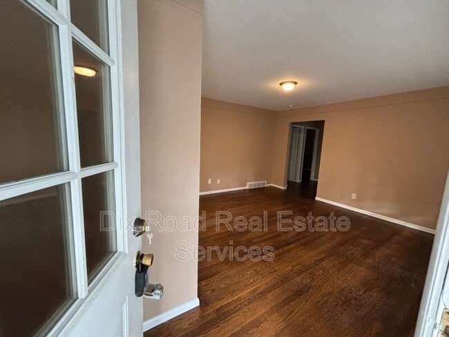 Building Photo - 5441 Bayside Dr