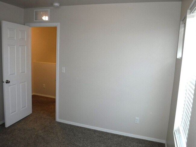 Building Photo - 4 bed 2.5 bath home just off Pine Ave and N Black Cat Rd.