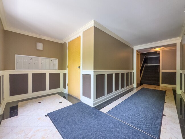 Building Photo - 6750 N Greenview Ave