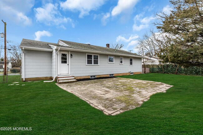 Building Photo - 1230 Dove St