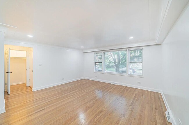 Building Photo - 7530 N Oakley Ave
