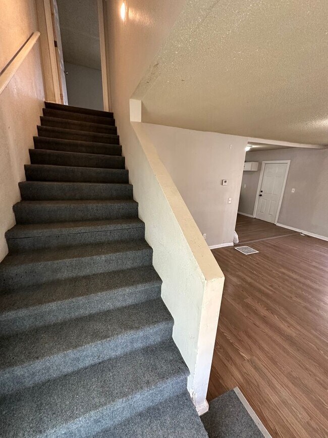 Building Photo - 3 bedroom 1.5 bathroom