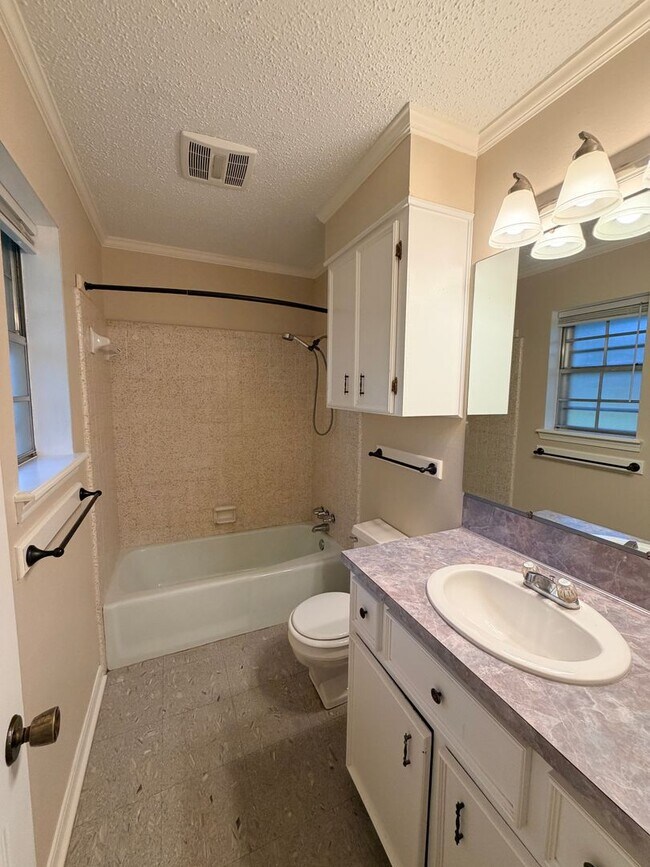 Building Photo - 9103 Dogwood Trail