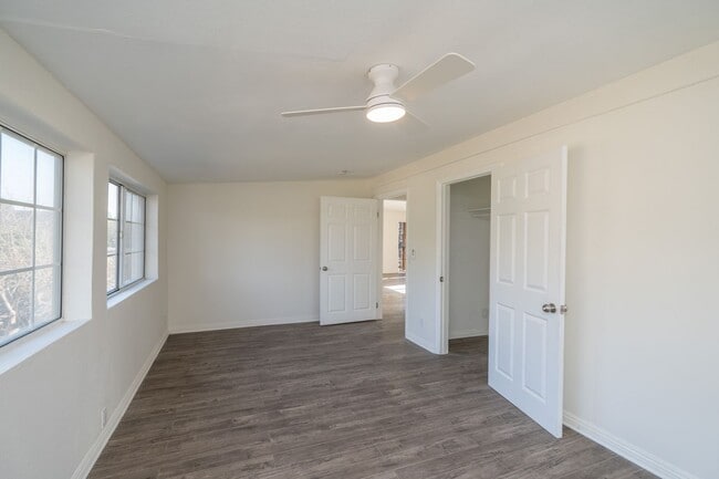 Building Photo - COZY 2 BED 1 BATH UPSTAIRS UNIT