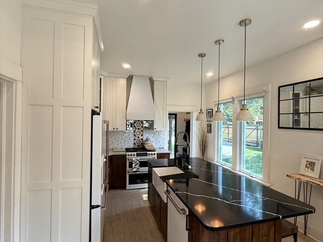 Building Photo - Fully Furnished Executive Home - Just Step...