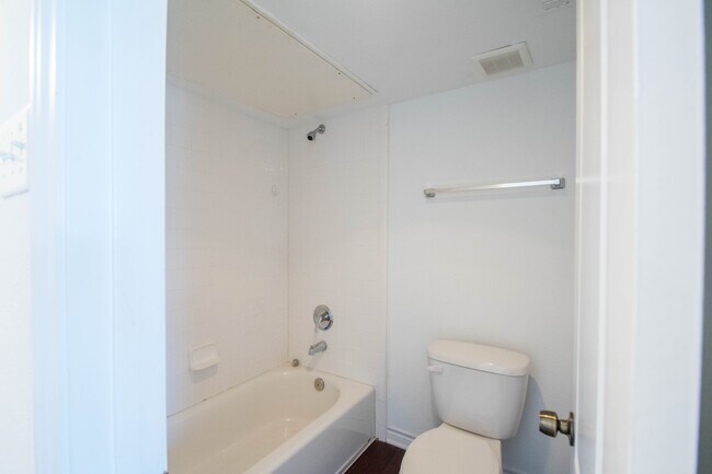 Building Photo - Charming 3-2 condo in private community wi...