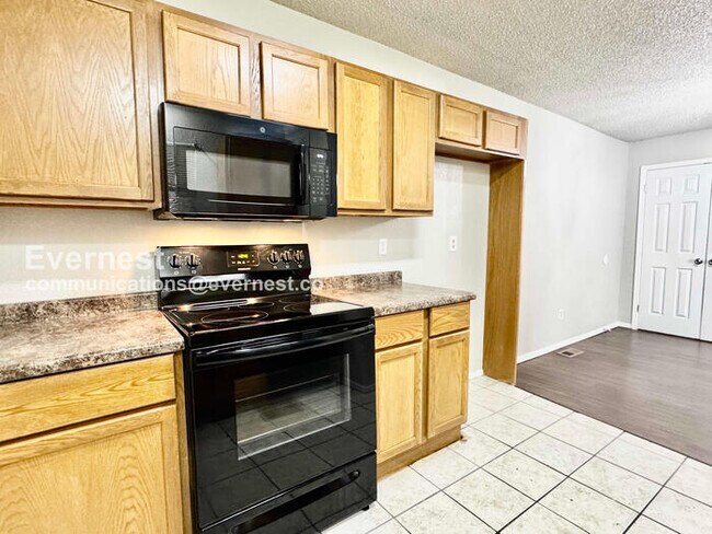 Building Photo - 3 Bed, 2 Bath Home with Garage / Pet-Friendly / Available Now!