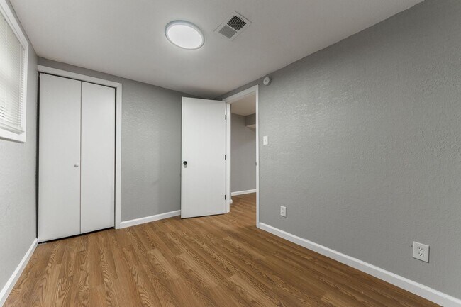 Building Photo - Spacious 4-Bed / 2-Bath Home – Half month ...