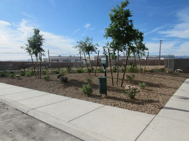 Building Photo - 3 Bedroom Townhome located near Nellis Base!