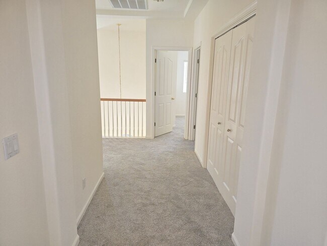 Building Photo - 549 Cascade Dr