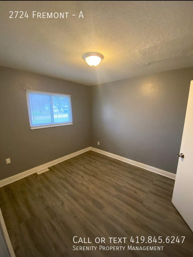 Building Photo - Completely Remodeled Twin-Plex Available Now