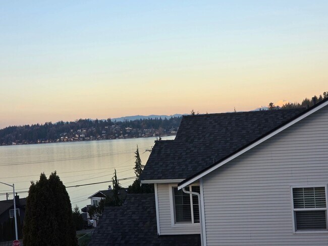 Building Photo - Beautiful 3 bedroom 2.5 bathroom Lake Stevens home!