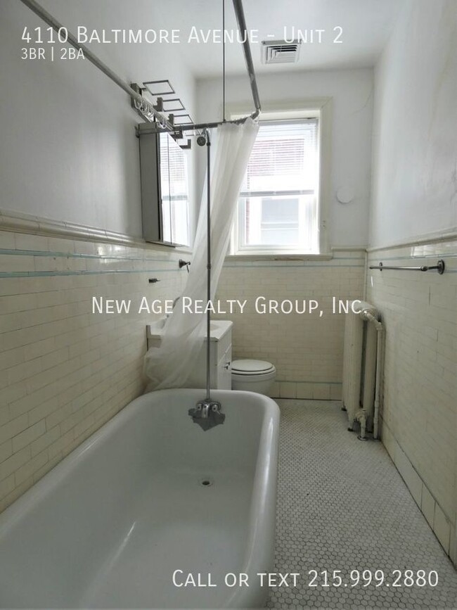 Building Photo - Sunny apartment available in University City!