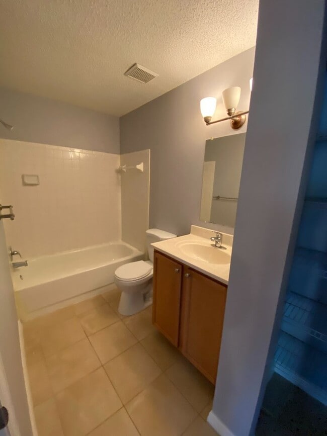 Building Photo - Updated 2/2 in the heart of Brandon