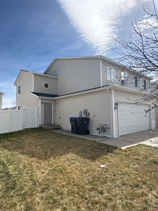 Building Photo - 3 BEDROOM, 2.5 BATHROOM SOUTH PARK TWIN HOME