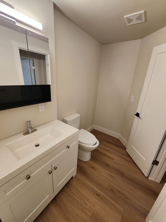 Building Photo - Gorgeous Remodeled 3 bed 2.5 bath in West ...