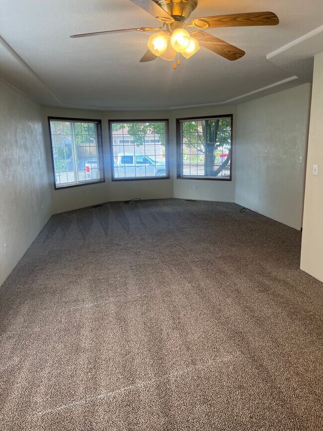 Building Photo - 3 Bedroom 2 Bath House