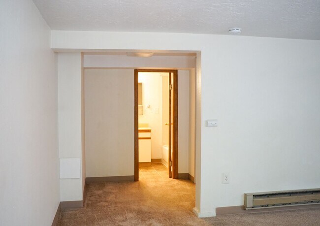 Building Photo - Great NW Location: Spacious 1 Bedroom Ready Soon!