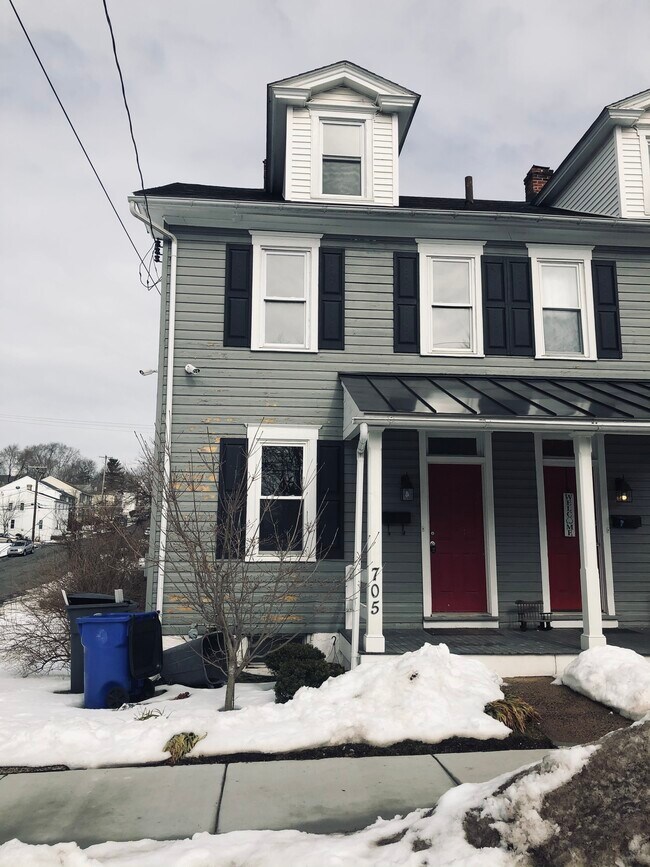 Building Photo - 705 Beech St