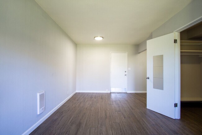 Building Photo - John's Landing: Mid-Century Studio w/ Walk-Through Closet!