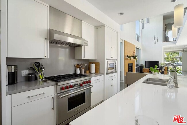 Building Photo - 547 Huntley Dr