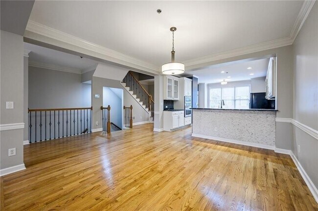 Building Photo - 600 Vinings Estates Dr SE