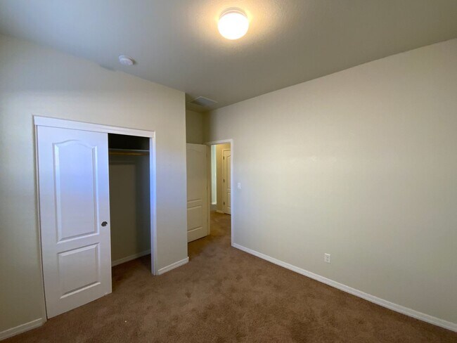 Building Photo - Beautiful 3 Bedroom Single Story Home Available Near Northern Blvd NW & Rainbow Blvd NE!