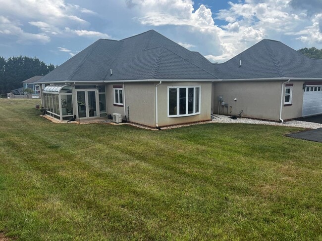 Building Photo - One Level Home in New London