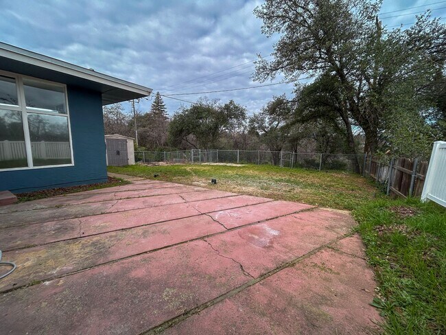 Building Photo - Spacious, Refreshed 2 Bed 1 Bathroom House In Redding!