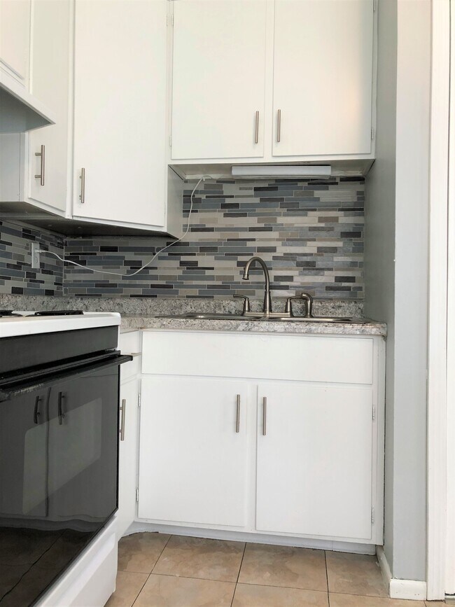 Building Photo - 3441 W Warren Dr