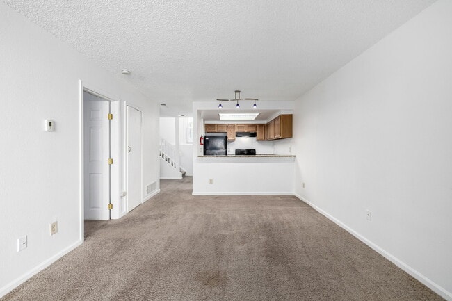 Building Photo - Updated and Stylish 1BDR/1BTH in the Eleve...