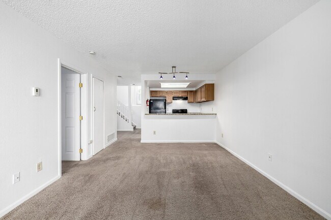 Building Photo - Updated and Stylish 1BDR/1BTH in the Eleven-One-Eleven Condominium Complex