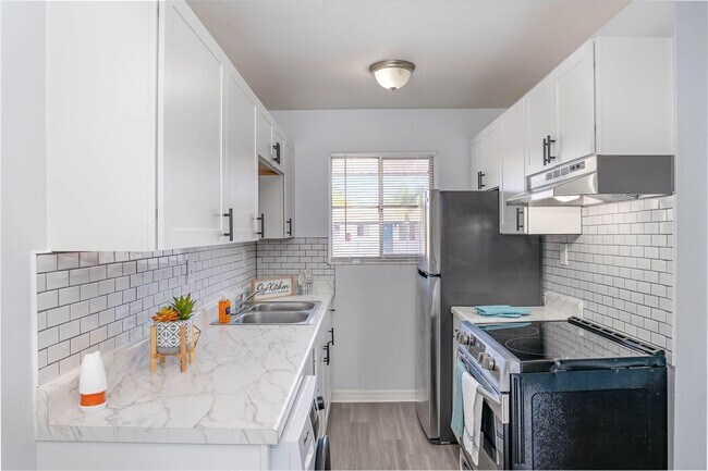 Building Photo - 115 Seminole Ave W