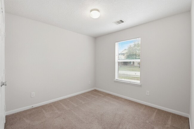 Building Photo - 3023 Legends York Dr