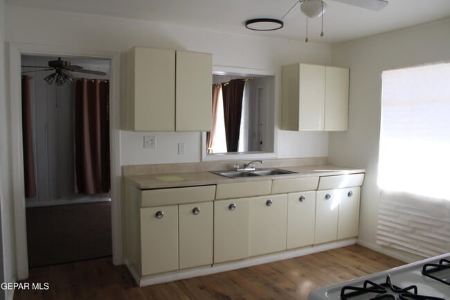 Building Photo - 1405 Clausen Dr