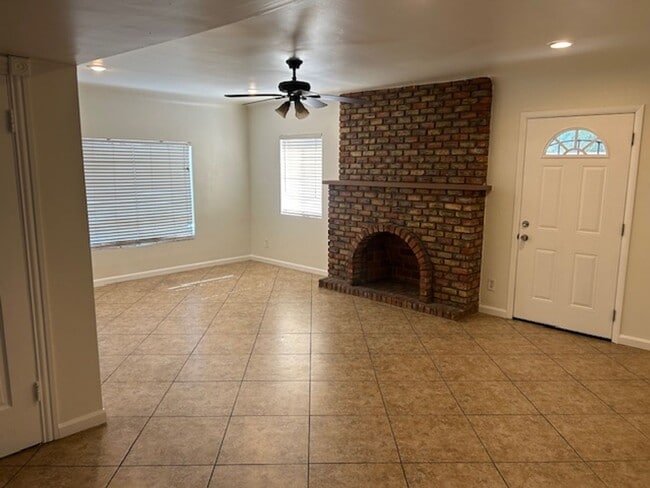 Building Photo - Spacious 3 Bedroom + Den Near Phoenix Country Club