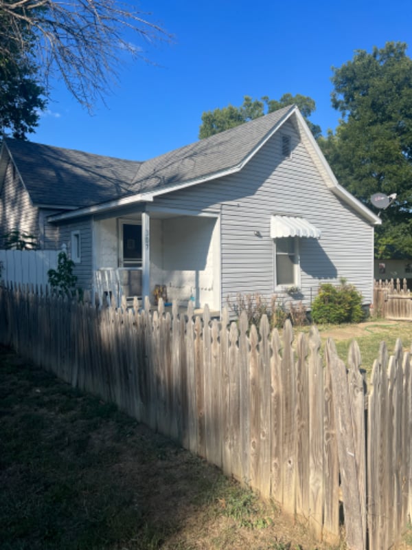 Building Photo - 2026 W 6th Ave