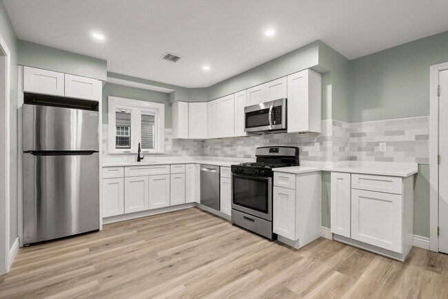 Primary Photo - 8 1/2 Intervale St