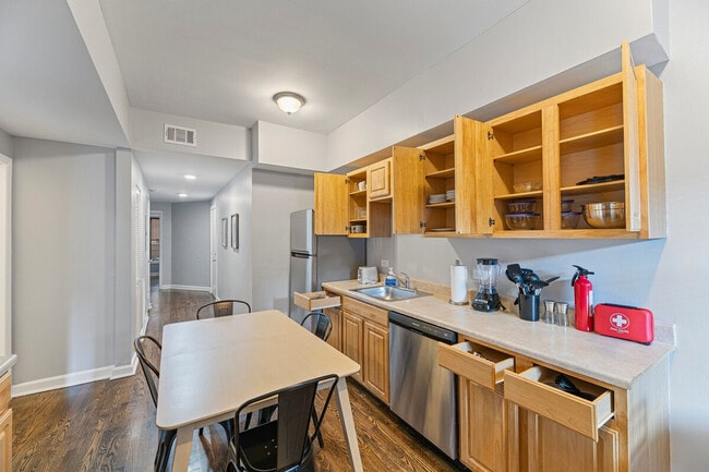 Building Photo - 907 W Agatite Ave