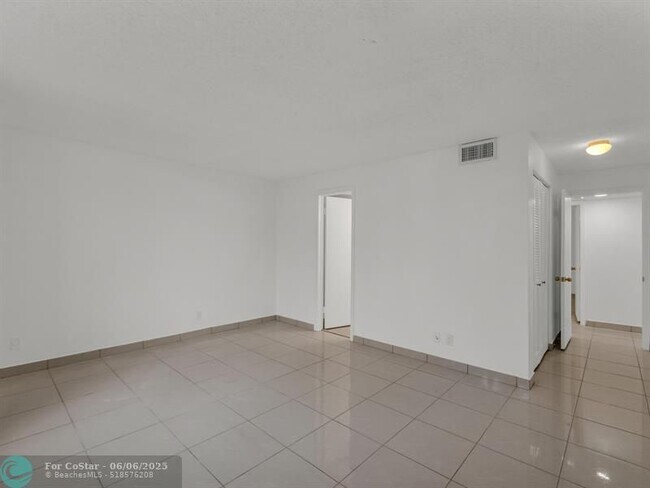 Building Photo - 121 SE 3rd Ave