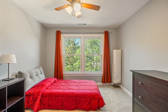 Building Photo - Beautiful Southern Village townhome - Furnished - Mid / Long Term lease options