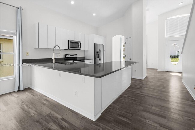 Building Photo - 434 Castlemain Cir