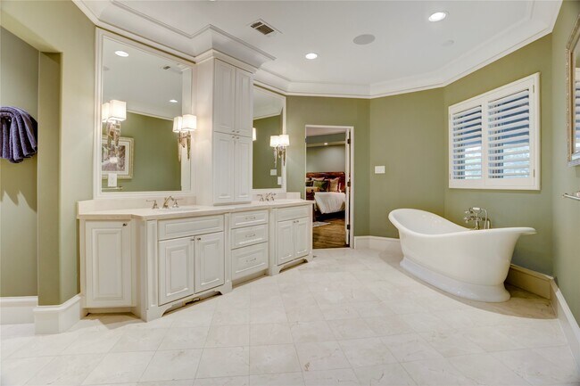 Building Photo - 5015 Jason St