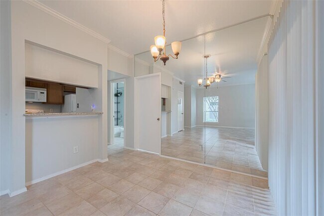 Building Photo - 2025 Augusta Dr