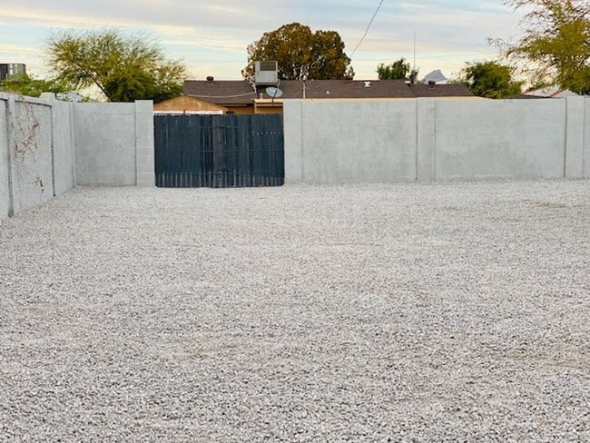 Building Photo - Modern Centrally Located 3 bed, 2 bath w/Large back yard