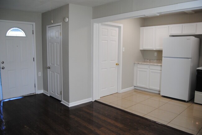 Building Photo - La Marque 6 Unit