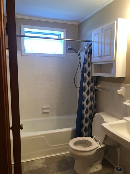 Shower/Tub Combo - 213 E Walnut St