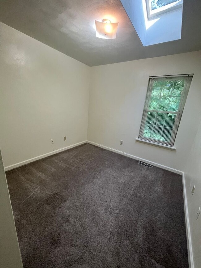 Building Photo - Large Townhome North Main Blacksburg