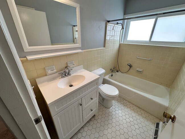 Building Photo - RED125/127