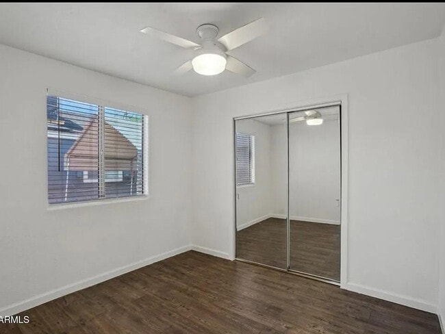 Building Photo - 2118 E Oak St